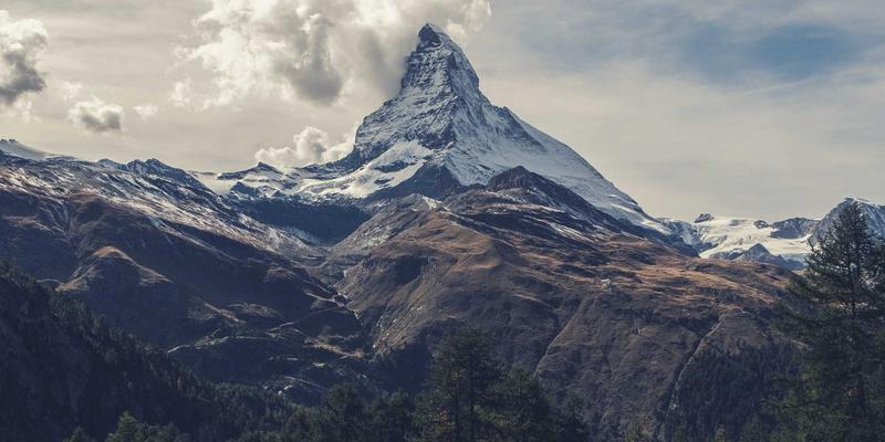 从实验室孤独到咨询室共情：治疗师如何借鉴罗莎琳德·卡迪亚的隔离工作实践情绪管理