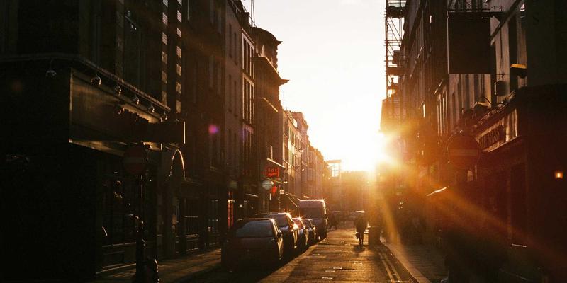 婚姻家庭治疗中的伦理罗盘：基于罗莎琳德·卡迪亚理念的压力咨询决策模型