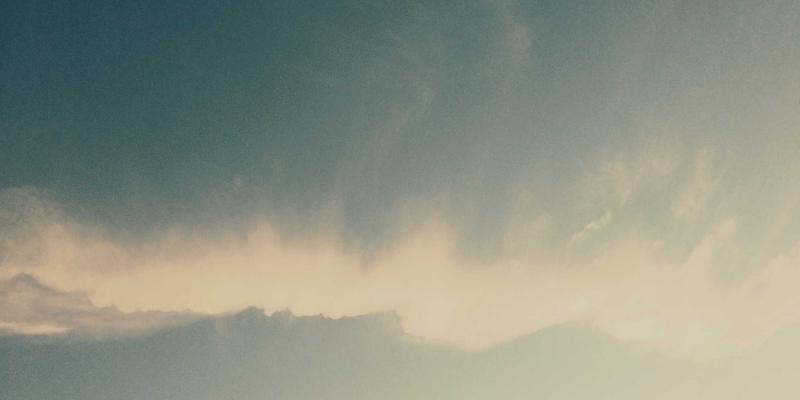 超越数据：罗莎琳德·卡迪亚如何通过环境与情境分析重塑心理健康与情感治疗